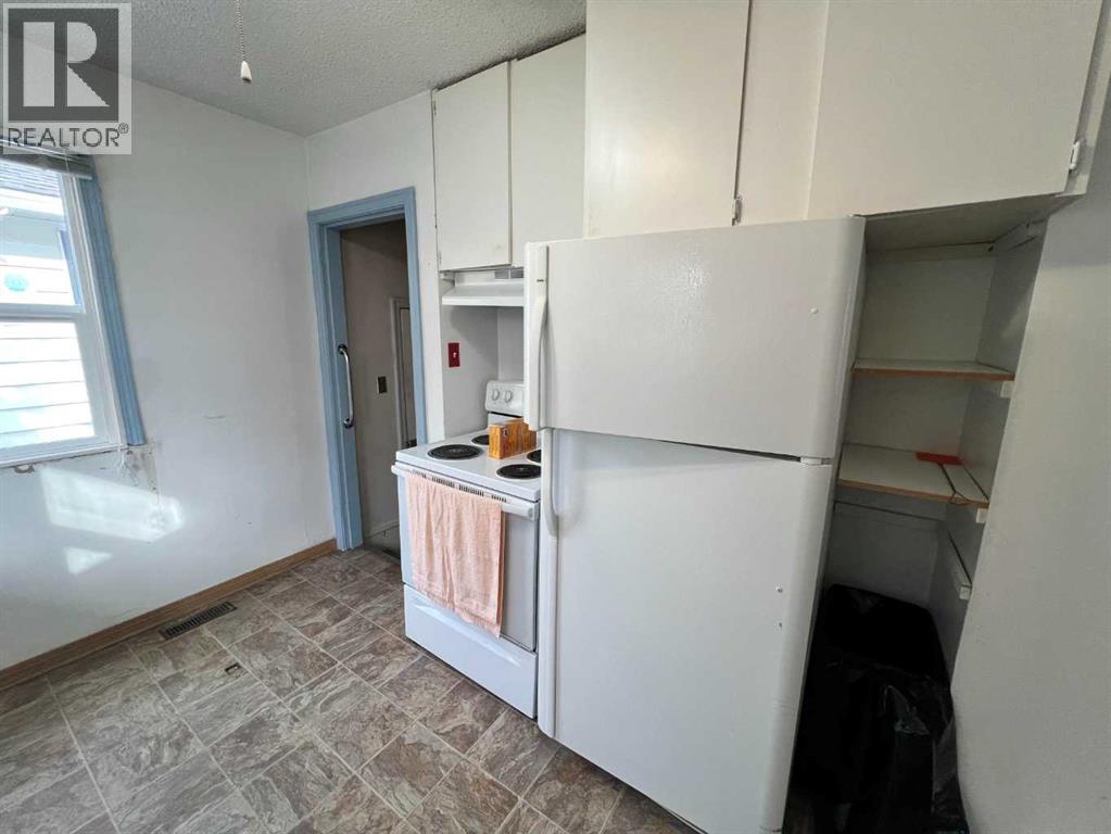 5215 54 Street Property Photo 3