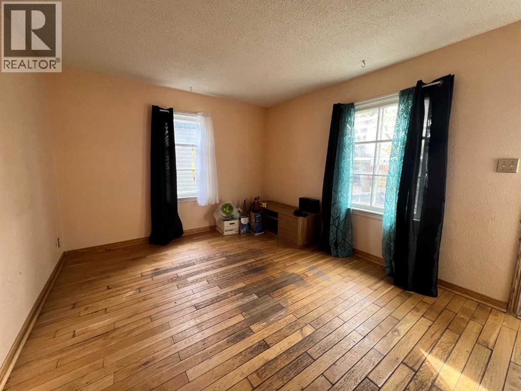 5215 54 Street Property Photo 4