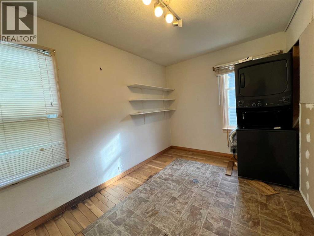 5215 54 Street Property Photo 6