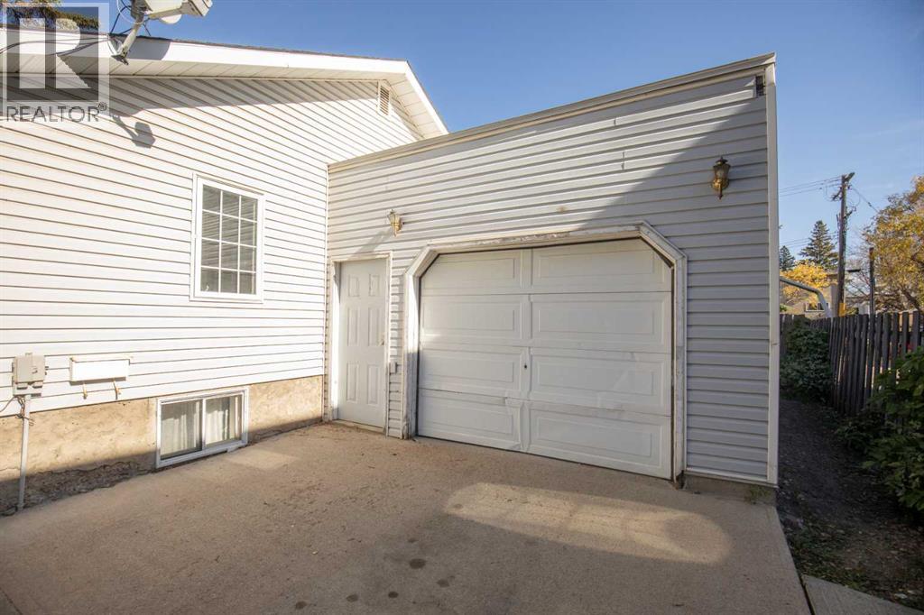 5515 45 Avenue Property Photo 3