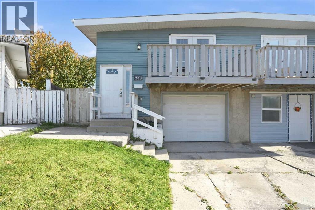 203 Penbrooke Close Se Property Photo 2