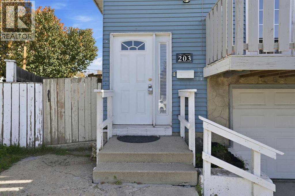 203 Penbrooke Close Se Property Photo 3