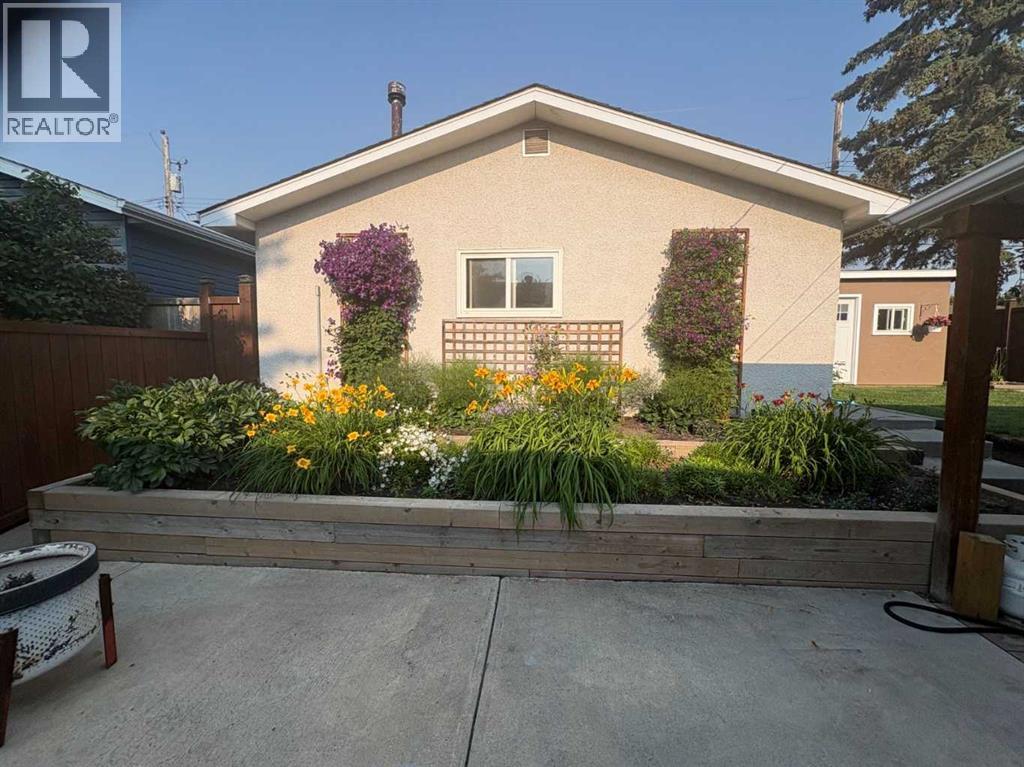 1623 Rouleau Crescent Se Property Photo 3
