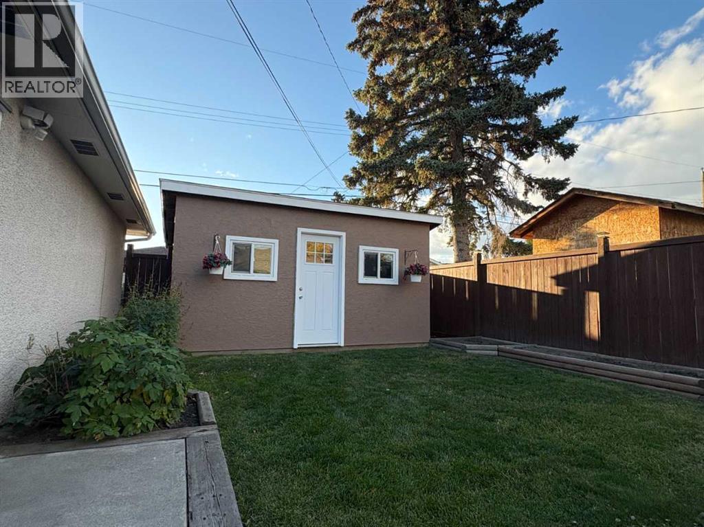 1623 Rouleau Crescent Se Property Photo 4