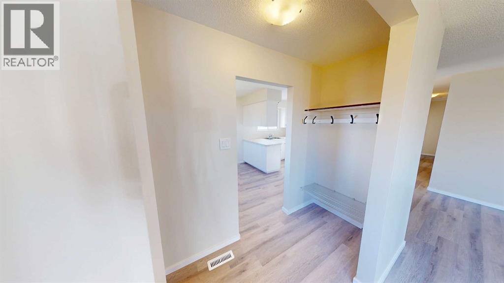 10818 93a Street Property Photo 2