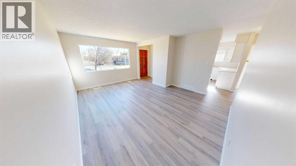 10818 93a Street Property Photo 3