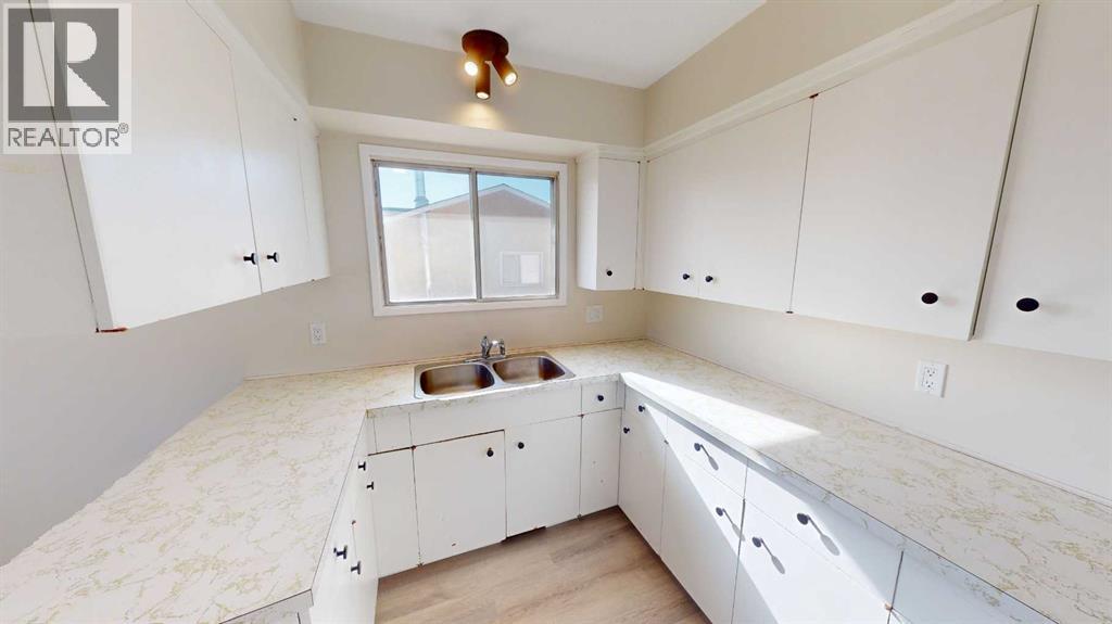 10818 93a Street Property Photo 4