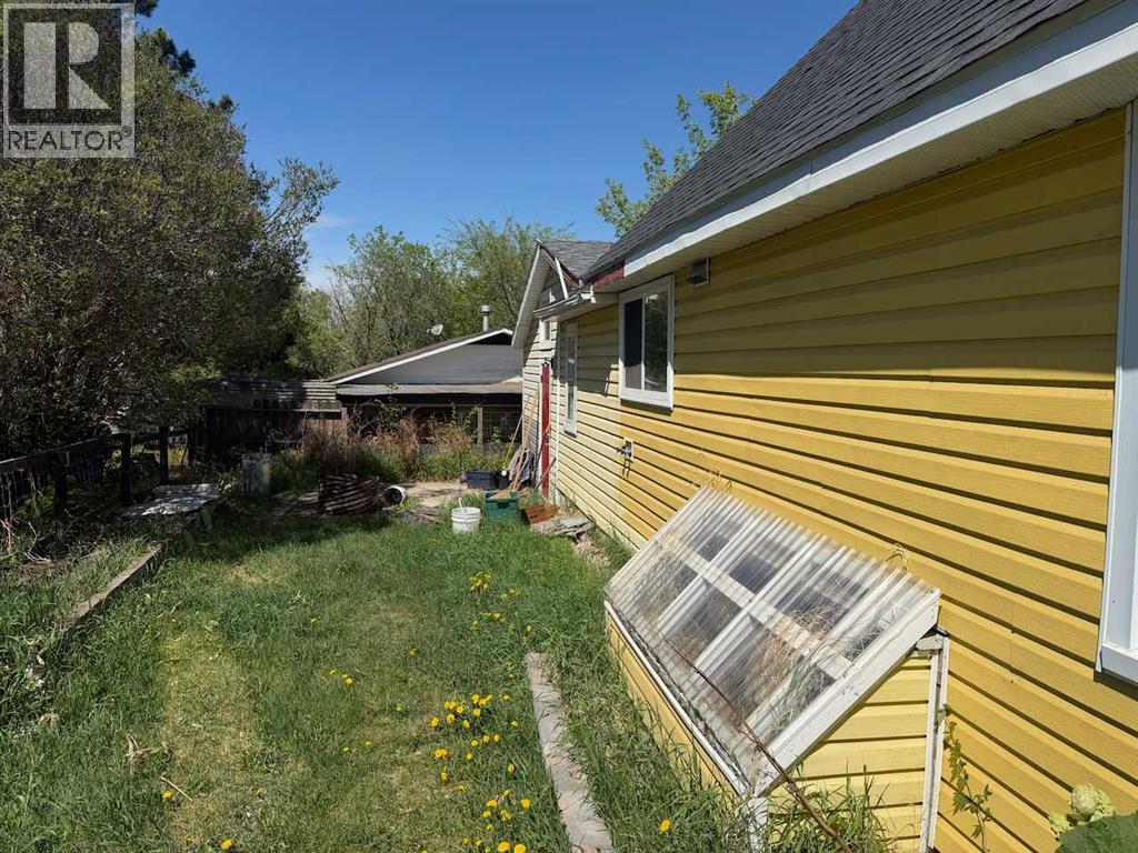 3922a 46 Street Property Photo 2