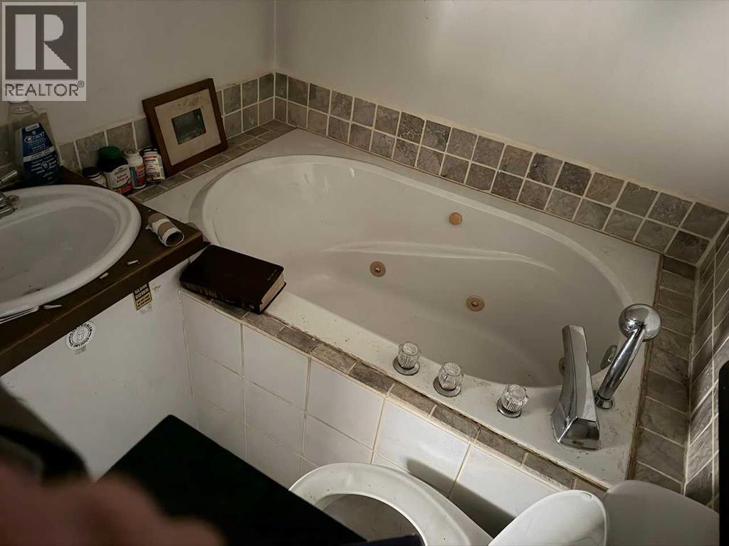 3922a 46 Street Property Photo 11
