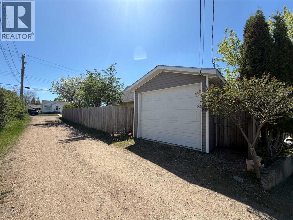 3922a 46 Street Property Photo 13