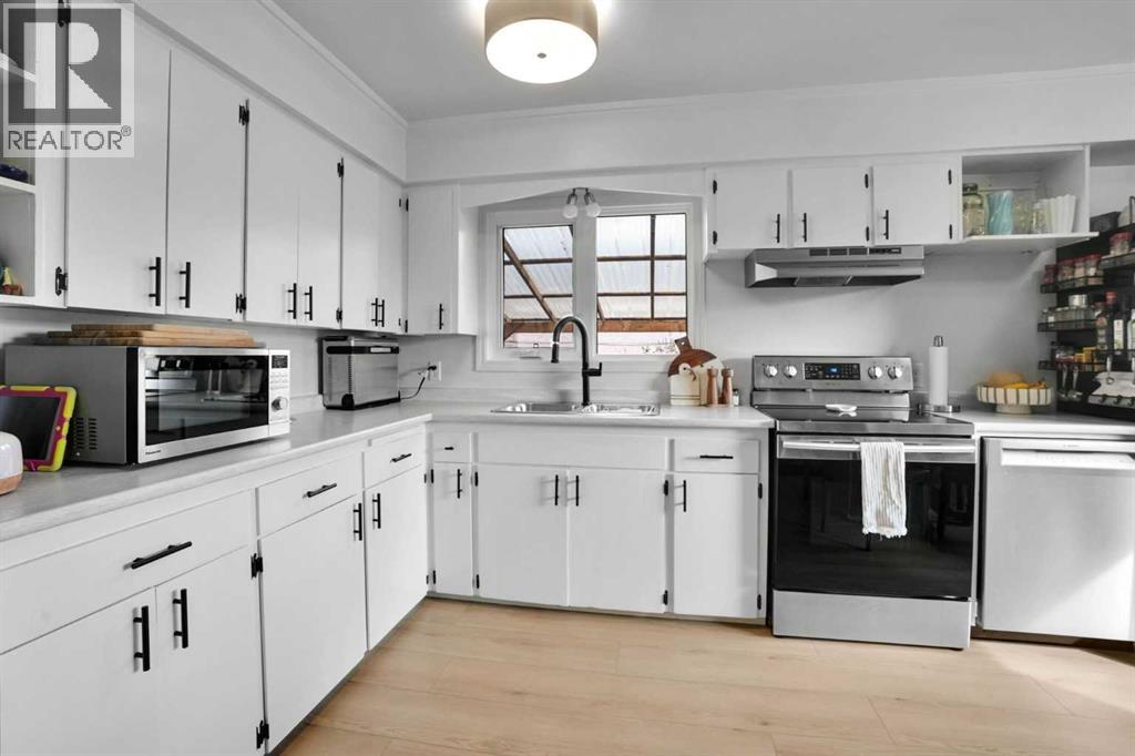 413 3 Street Property Photo 12