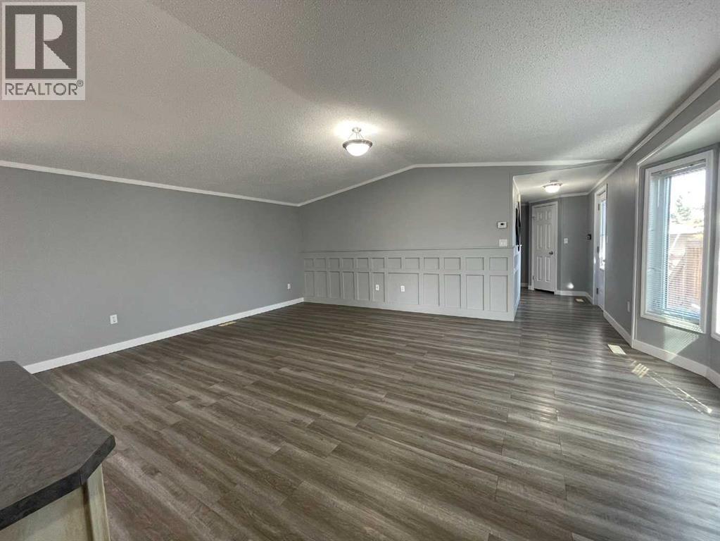 5308 57 Street Property Photo 3