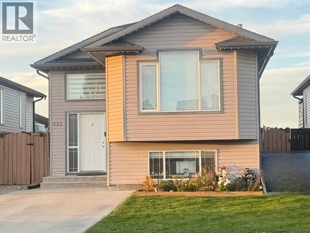635 Aberdeen Crescent W Property Photo 1