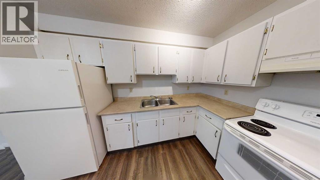 5117 44 Street Property Photo 3