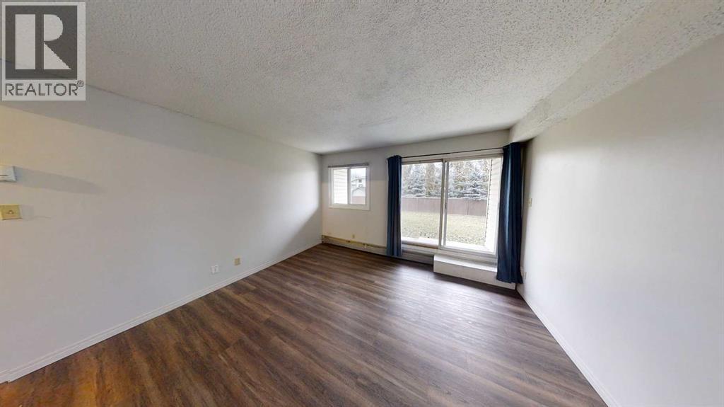 5117 44 Street Property Photo 4