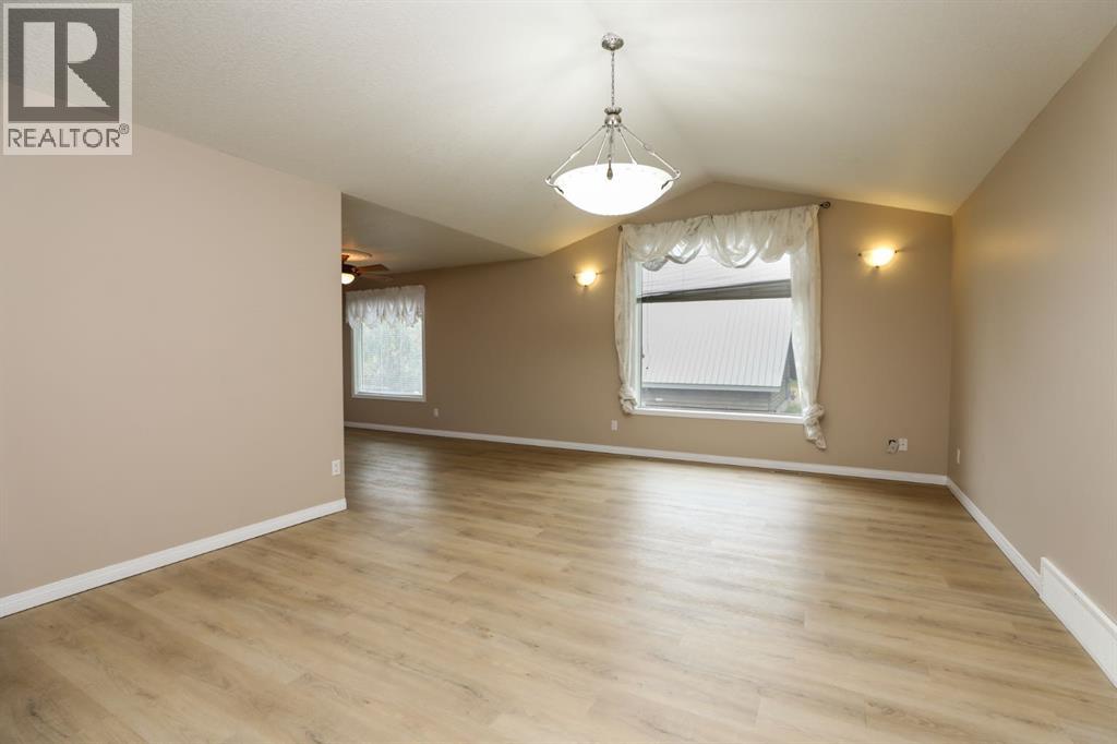 429 S 2 Street W Property Photo 4