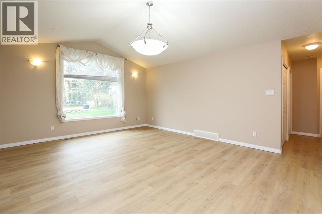 429 S 2 Street W Property Photo 5