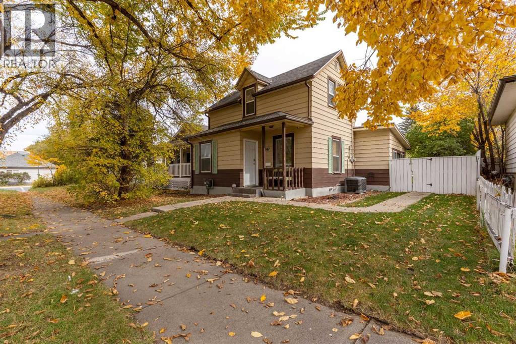 447 20 Street N Property Photo 4