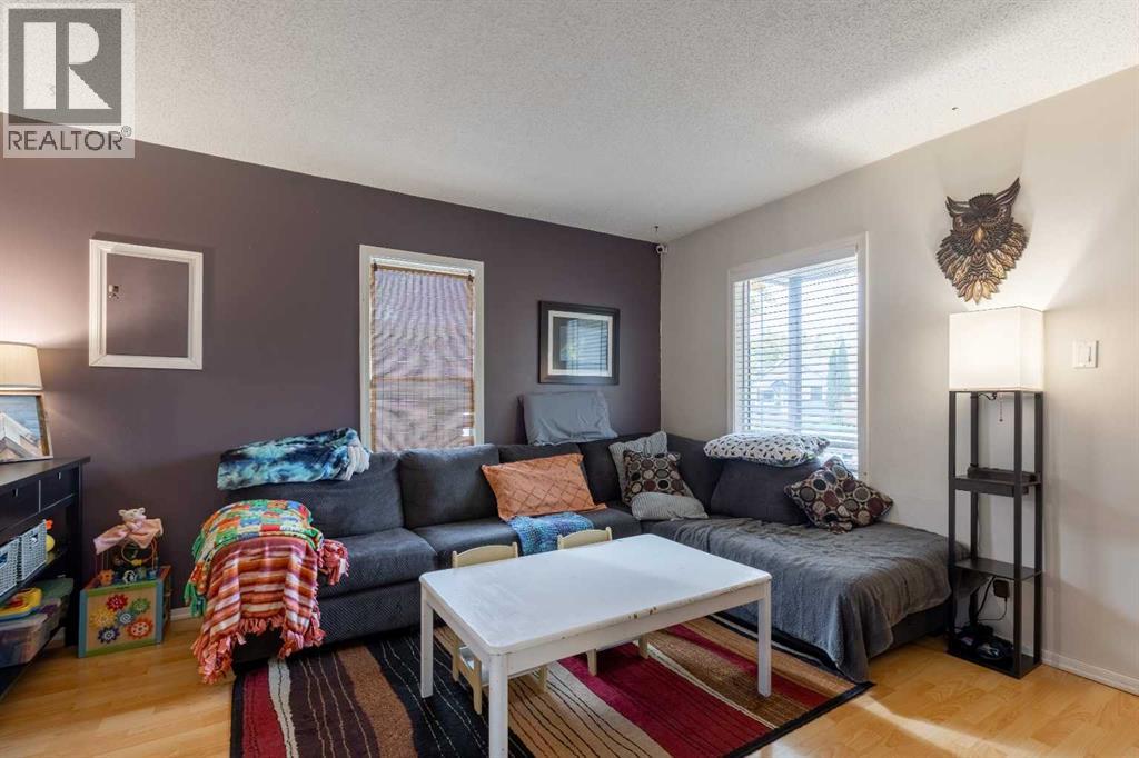 447 20 Street N Property Photo 8