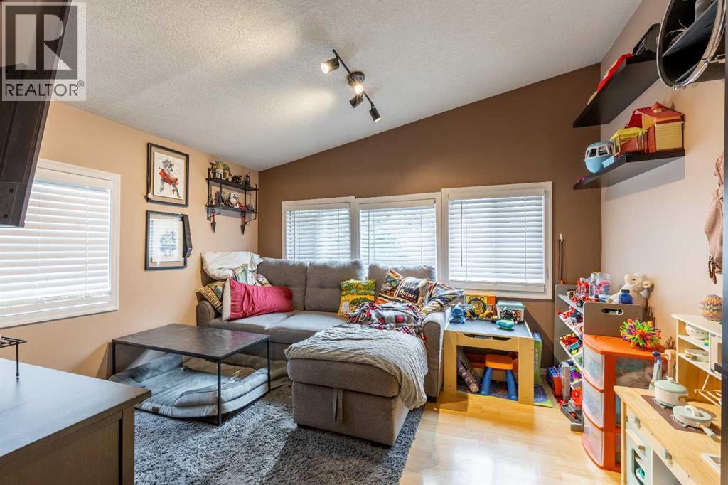447 20 Street N Property Photo 14