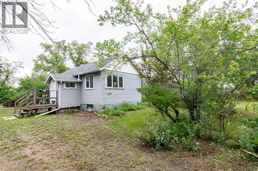 5127 50 Street Property Photo 5
