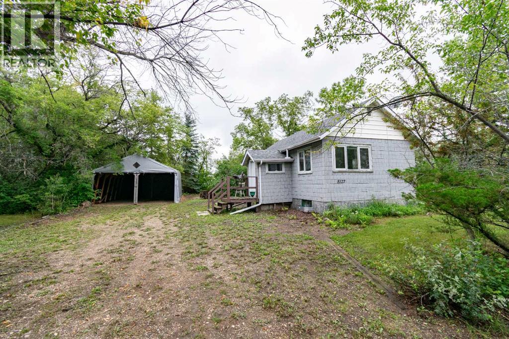 5127 50 Street Property Photo 6