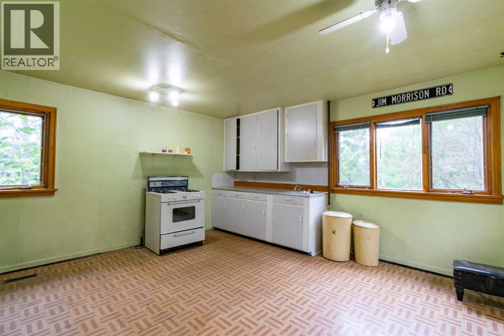 5127 50 Street Property Photo 9