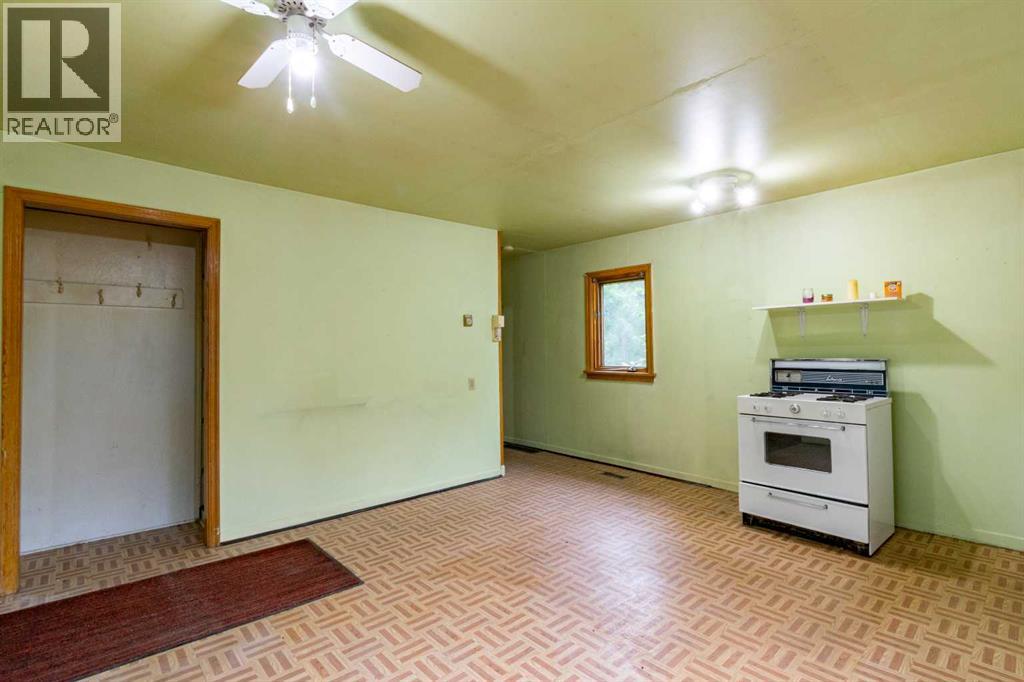 5127 50 Street Property Photo 10