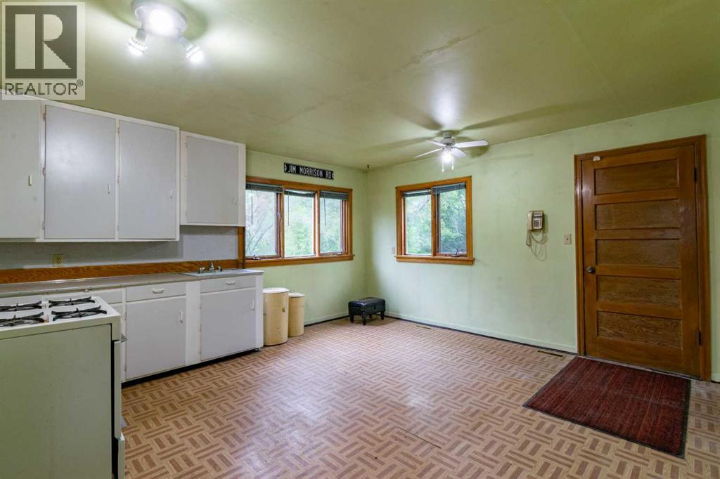 5127 50 Street Property Photo 11