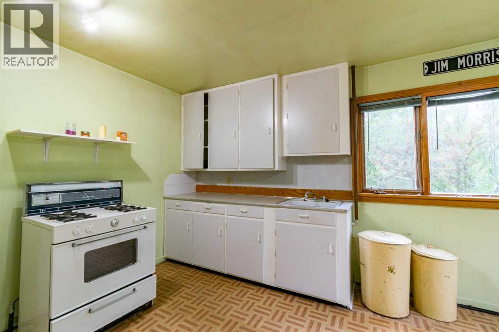 5127 50 Street Property Photo 12