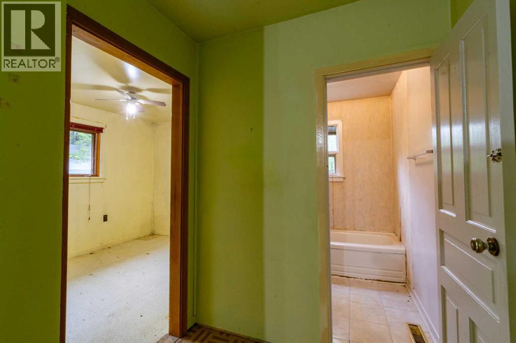 5127 50 Street Property Photo 13