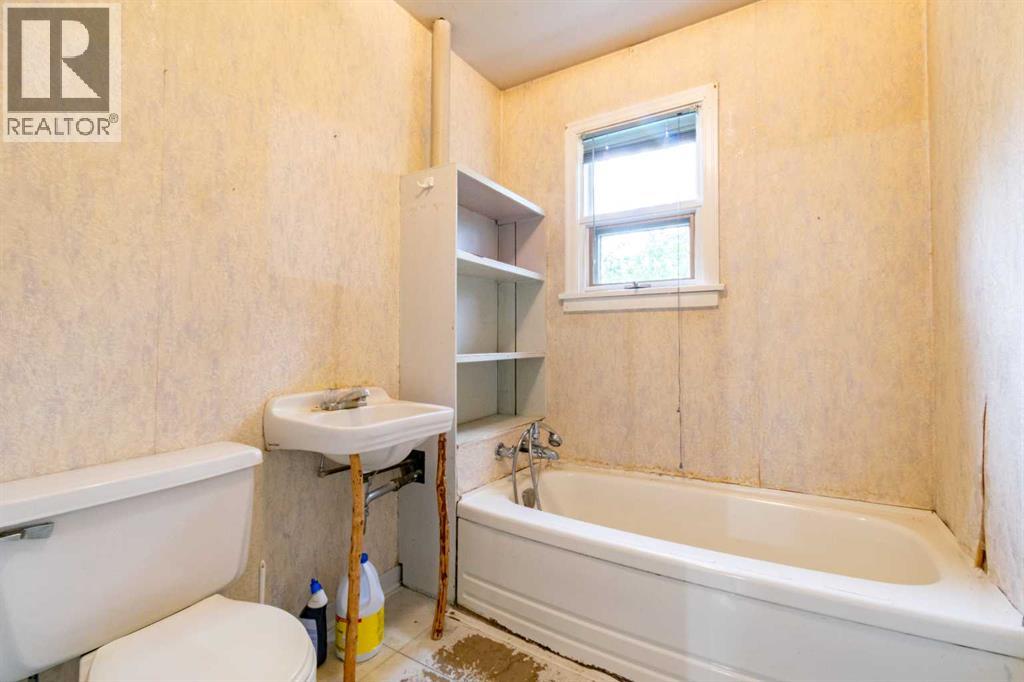 5127 50 Street Property Photo 14