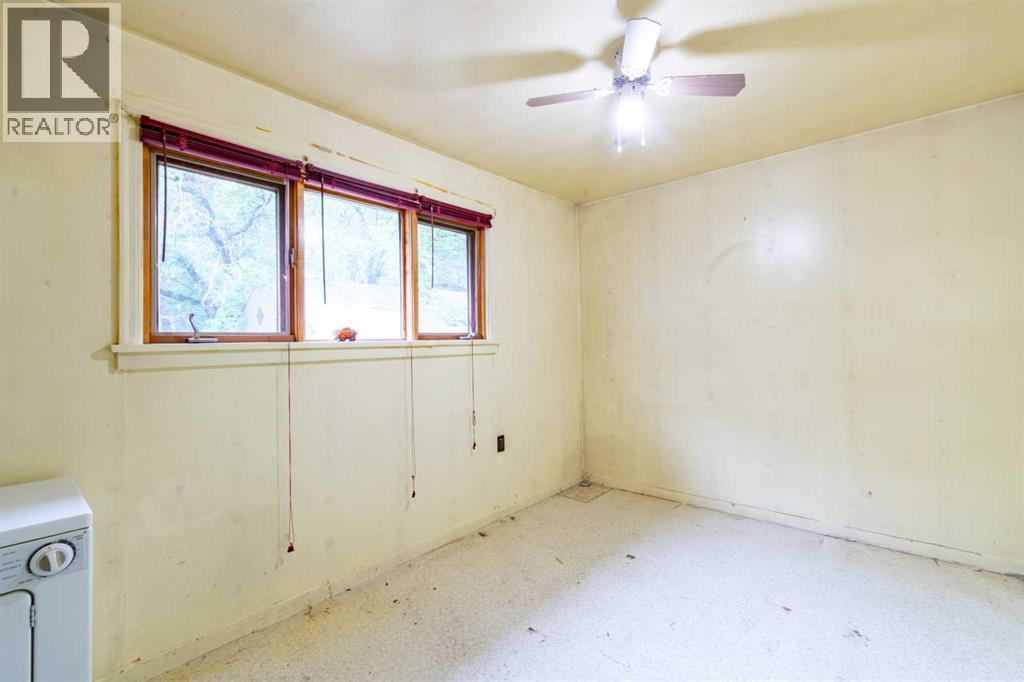 5127 50 Street Property Photo 15