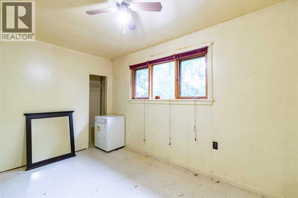 5127 50 Street Property Photo 16