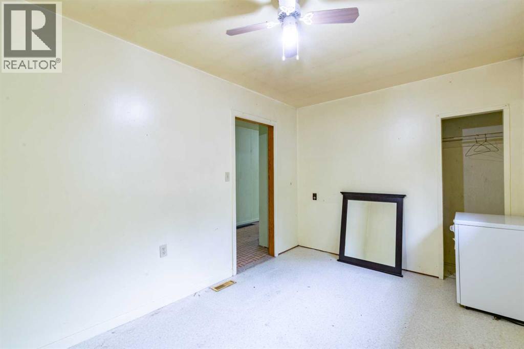 5127 50 Street Property Photo 17