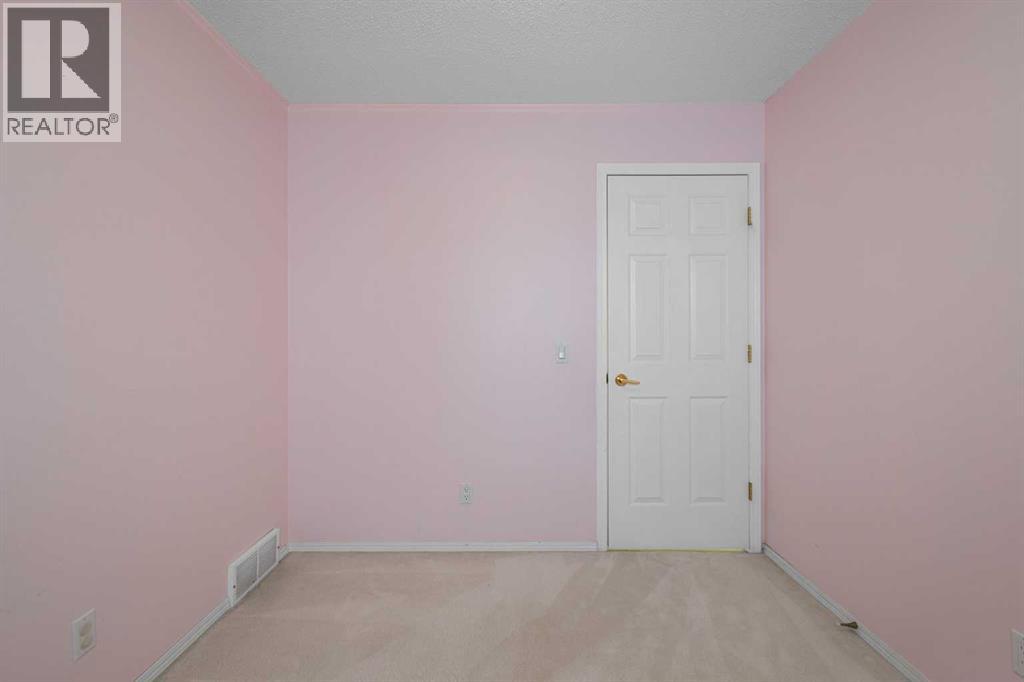 119 Hawkmount Close Nw Property Photo 31