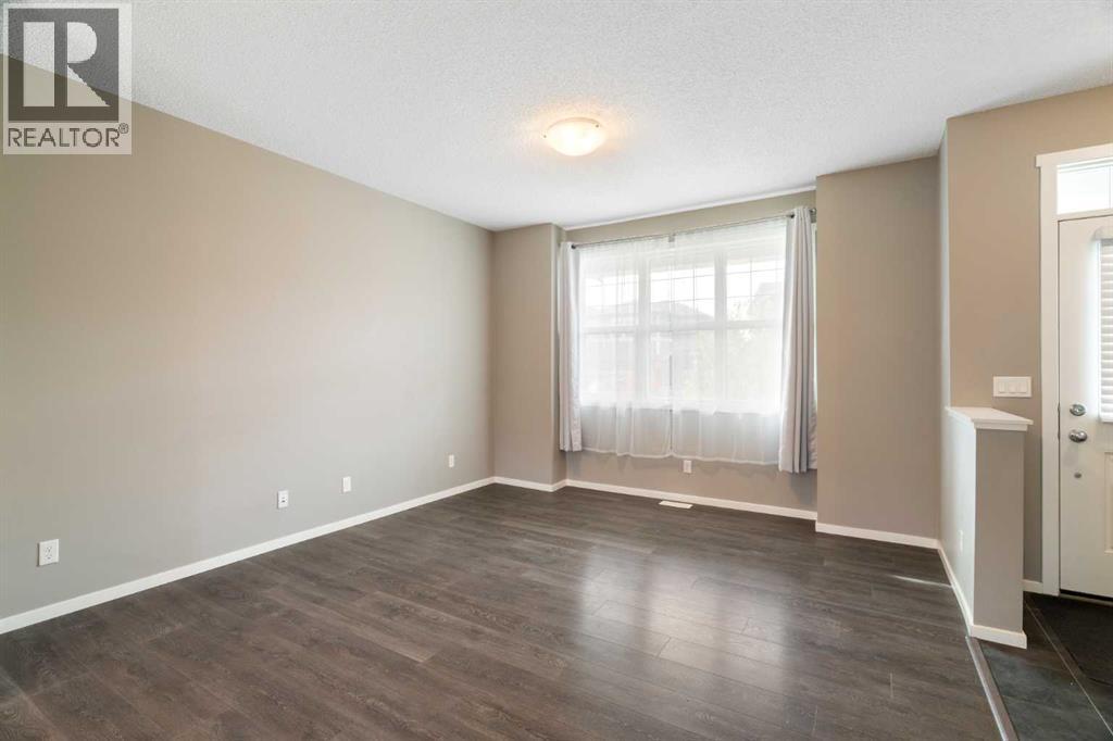 372 Kingsmere Way Se Property Photo 6