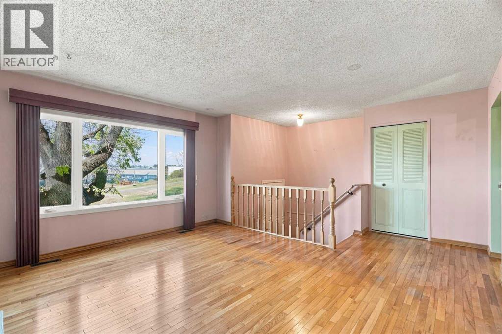 556 Lysander Drive Se Property Photo 5
