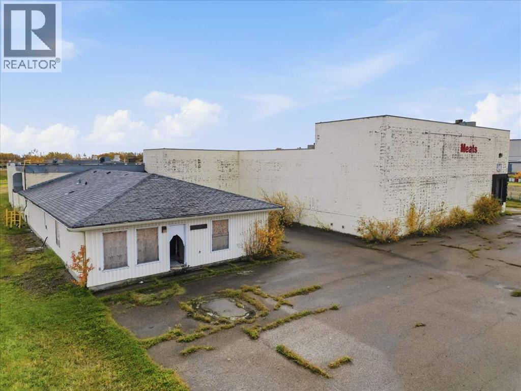 5717 50 Street Property Photo 2