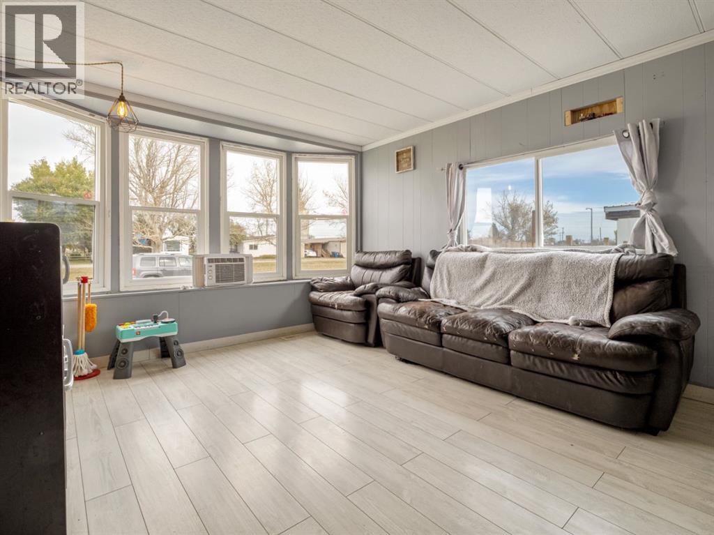 226 2 Street West Property Photo 14