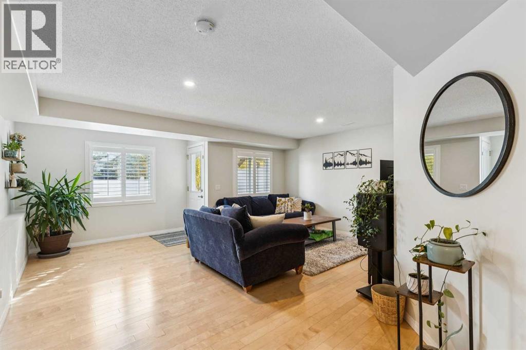 35 Royal Oak Gardens Nw Property Photo 2