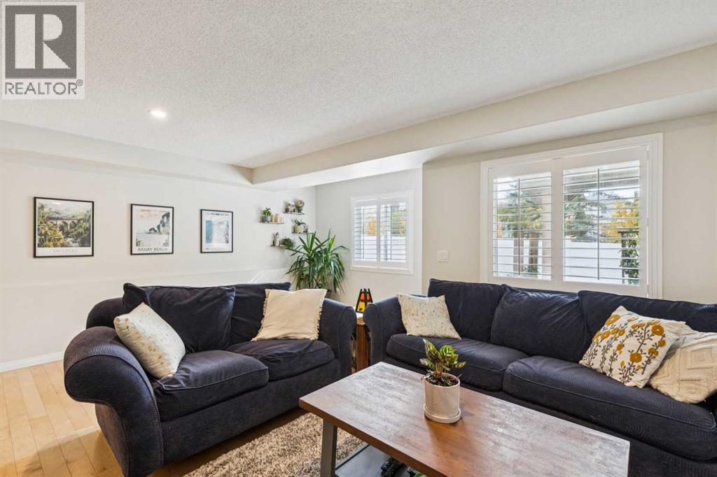 35 Royal Oak Gardens Nw Property Photo 4