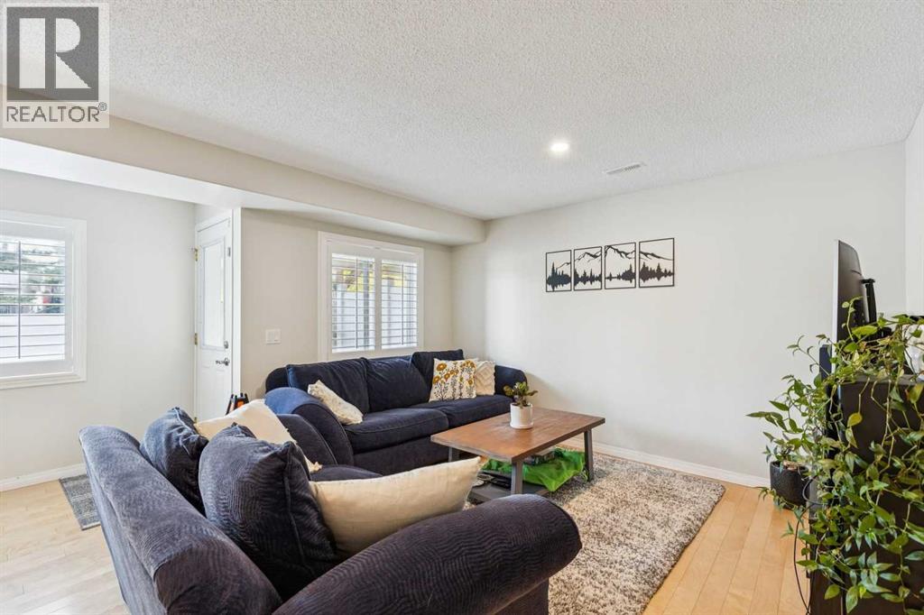 35 Royal Oak Gardens Nw Property Photo 5