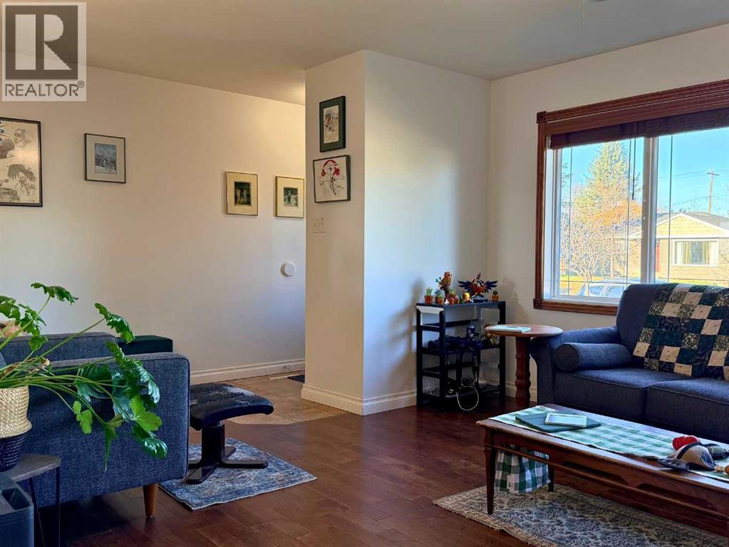 10249 111 Avenue Property Photo 2