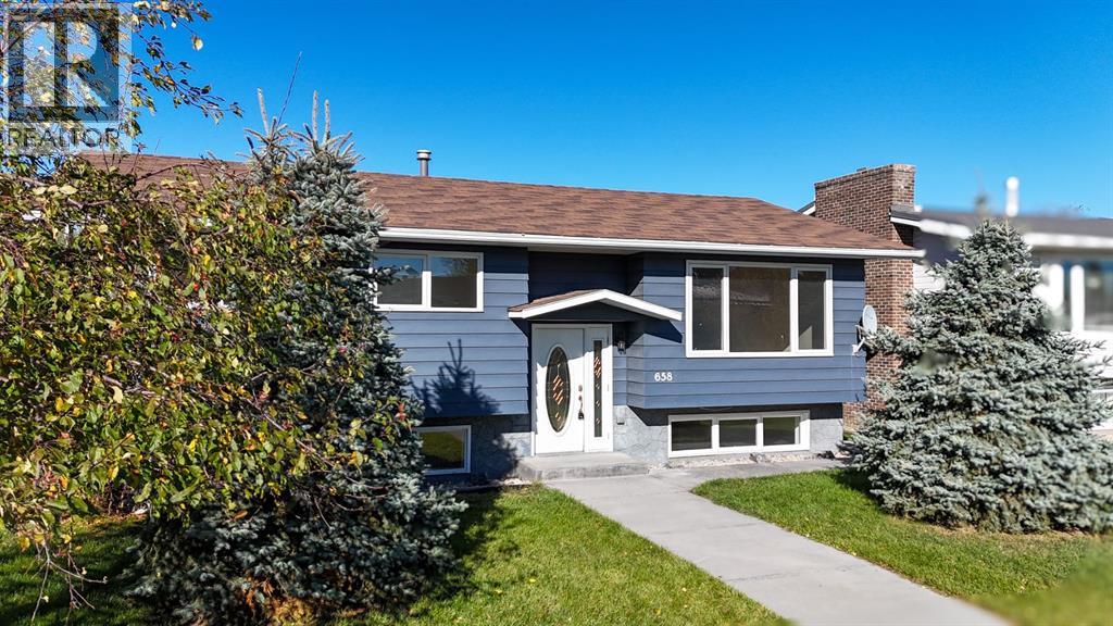 658 50a Avenue W Property Photo 2