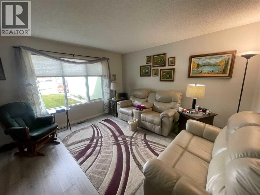 1915 17 Street Property Photo 3