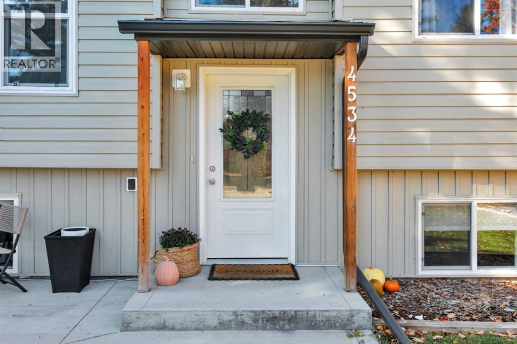 4534 46 Street Property Photo 2
