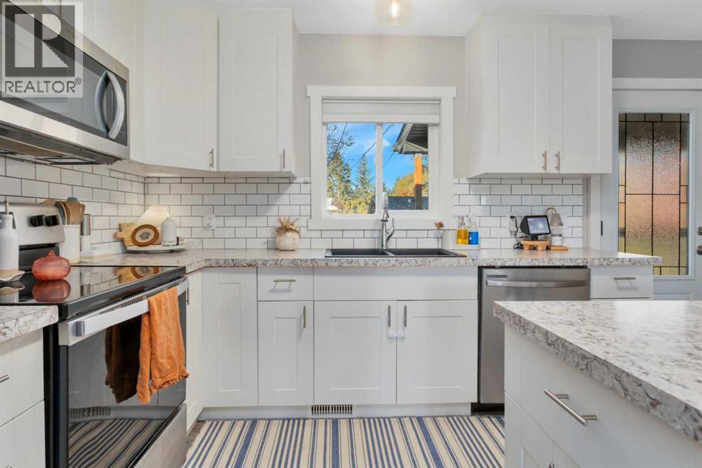 4534 46 Street Property Photo 8