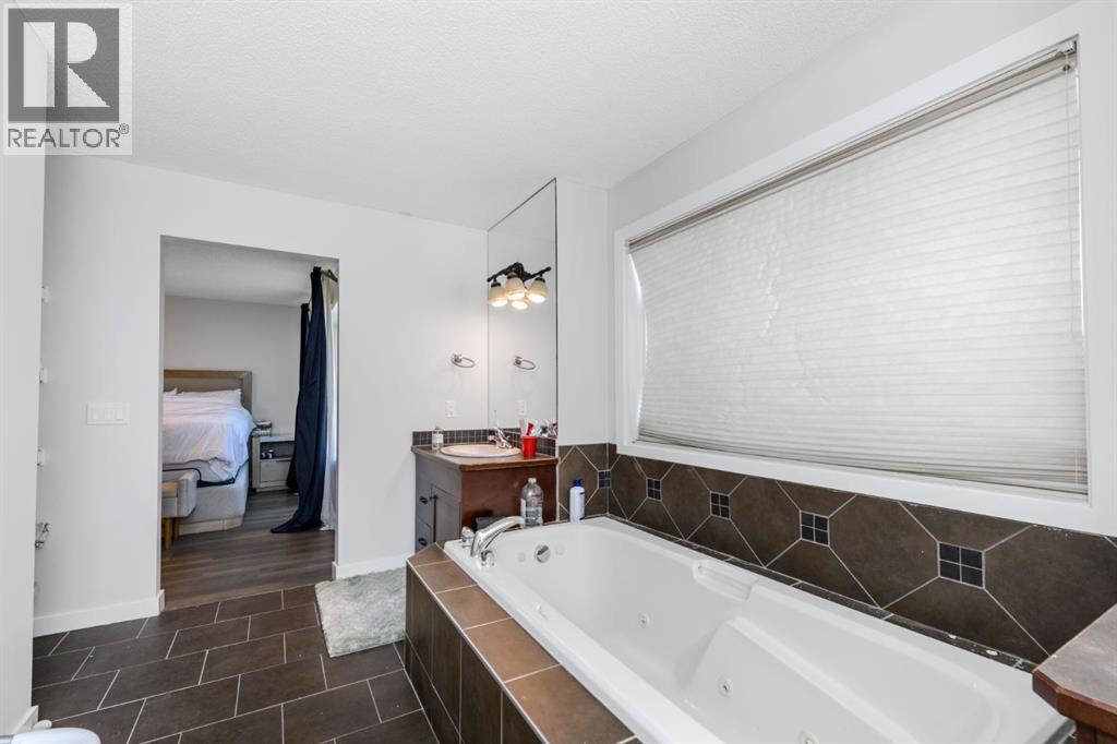 1536 93 Street Sw Property Photo 22