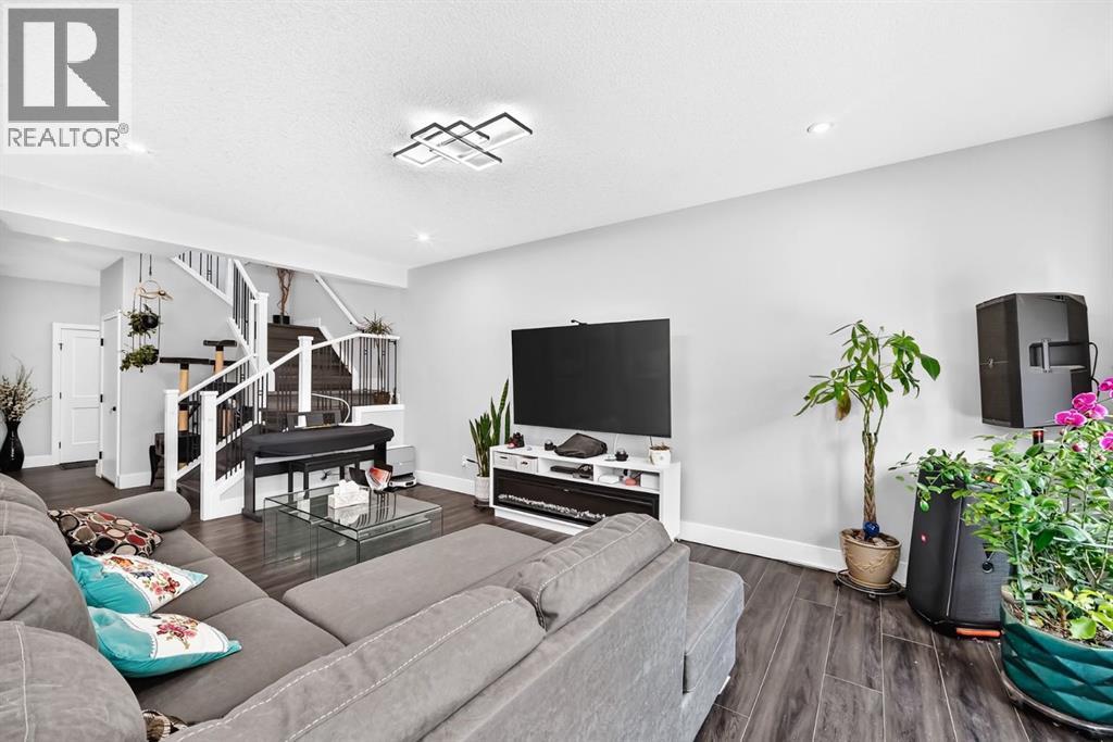 86 Carringvue Manor Nw Property Photo 4